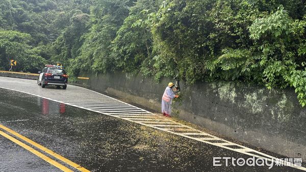 ▲里港警分局員警即時連絡公路總局人員排除路障。（圖／記者陳崑福翻攝）