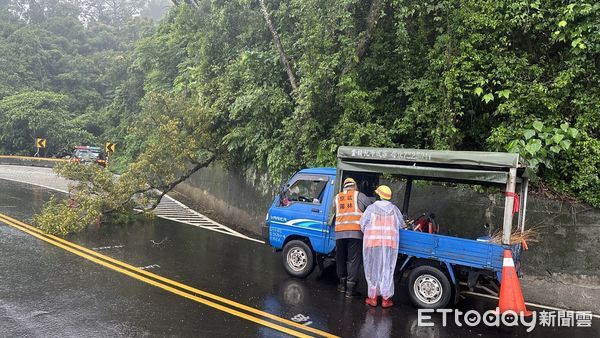 ▲里港警分局員警即時連絡公路總局人員排除路障。（圖／記者陳崑福翻攝）