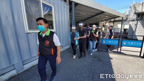 ▲▼             酒店妹被客人狠殺，今天檢方解剖相驗，姊妹抵達花蓮殯儀館。（圖／記者黃彥傑攝，下同）