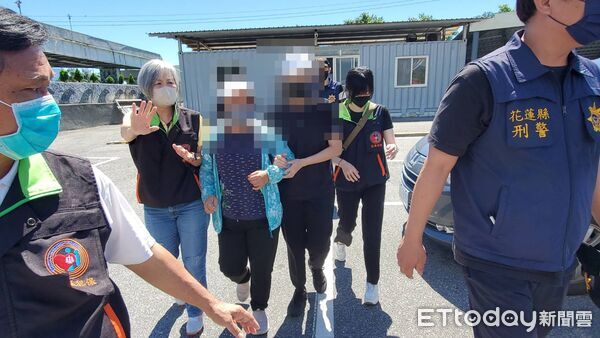 ▲▼             酒店妹被客人狠殺，今天檢方解剖相驗，姊妹抵達花蓮殯儀館。（圖／記者黃彥傑攝，下同）