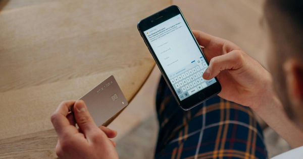 律師莊舒涵收到訊息稱通行費未繳，輸入完信用卡資料後，收到驗證信上稱「日圓」，才驚覺被騙。（示意圖／Pexels）