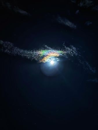 ▲▼田馥甄拍月亮拍到奇景，網友形容「好像飛龍在天」。（圖／翻攝自臉書）