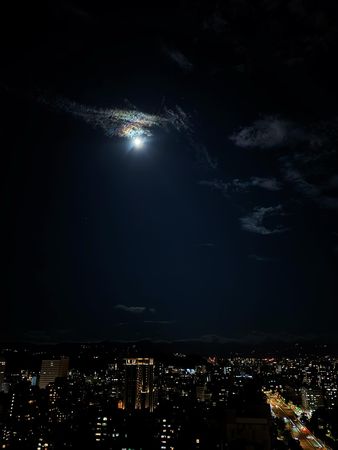 ▲▼田馥甄拍月亮拍到奇景，網友形容「好像飛龍在天」。（圖／翻攝自臉書）