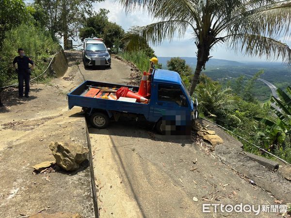 ▲▼田寮區一輛貨車在山路中動彈不得，車身緊鄰懸崖，情況危急。所幸，警方與當地居民齊心協力，成功將貨車抬回安全路面，化解了一場危機。（圖／記者吳世龍翻攝）
