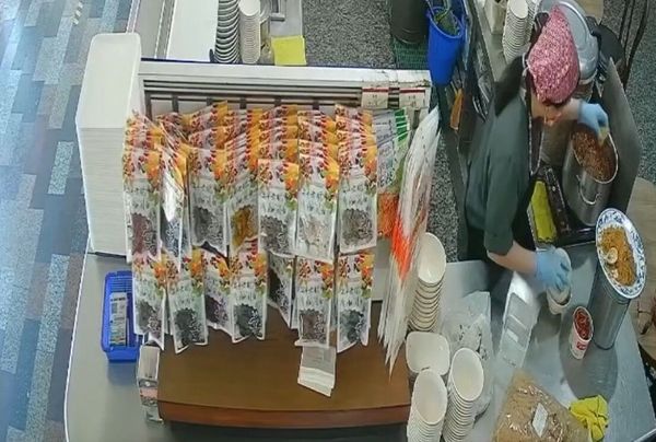 ▲台南市政府衛生局長李碧芬指出，台南衛生局接獲通報後會同消保官進場稽查，若複查仍不合格將依法裁罰6萬至2億元。（圖／記者林東良翻攝，下同）