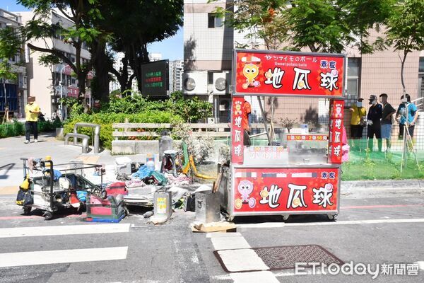 ▲永康五王夜市一地瓜球攤9日晚疑瓦斯管線脫落起火，造成2人受傷送醫。（記者林東良翻攝，下同）