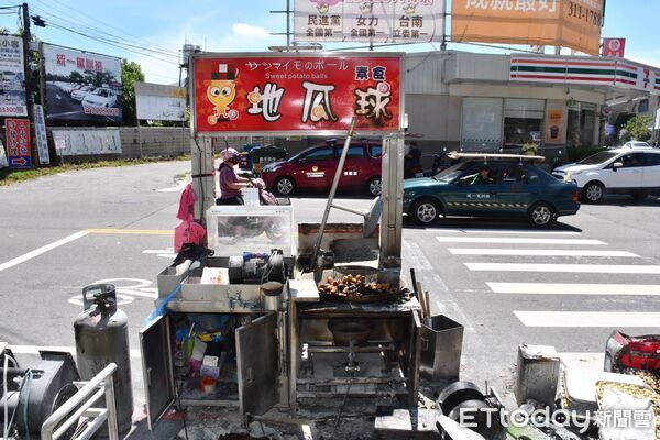 ▲永康五王夜市一地瓜球攤9日晚疑瓦斯管線脫落起火，造成2人受傷送醫。（記者林東良翻攝，下同）