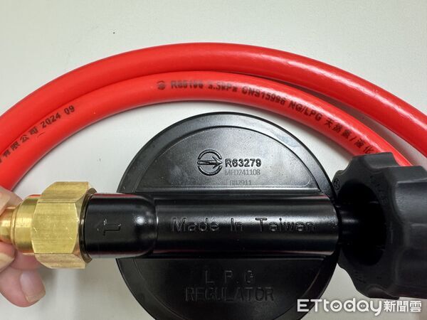 ▲永康五王夜市一地瓜球攤9日晚疑瓦斯管線脫落起火，造成2人受傷送醫。（記者林東良翻攝，下同）