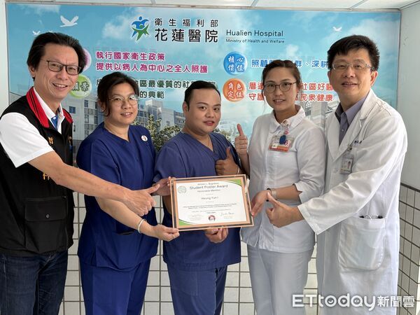 ▲▼DMAT執行副組長熊雲（左二）怡護理長與李懿慈（左三）DMAT後勤組長護理師，獲頒頒發國際會議「榮譽獎」。（圖／花蓮衛生局提供，下同）