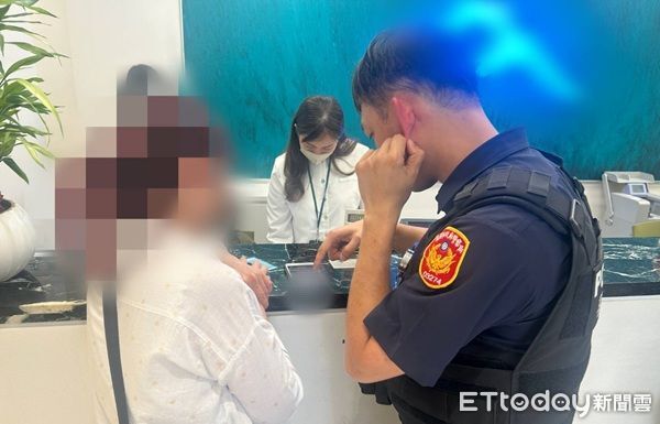 ▲桃園市一名家庭主婦被假檢警詐騙要匯1800萬元「監管」，員警前往勸阻。（圖／八德警分局提供、下同）
