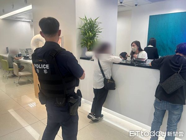 ▲桃園市一名家庭主婦被假檢警詐騙要匯1800萬元「監管」，員警前往勸阻。（圖／八德警分局提供、下同）