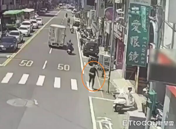 ▲▼員警蔡承歷得知林女在40分鐘前才匯出1200萬元，在艷陽下300米衝刺前往攔阻。（圖／八德警分局提供）