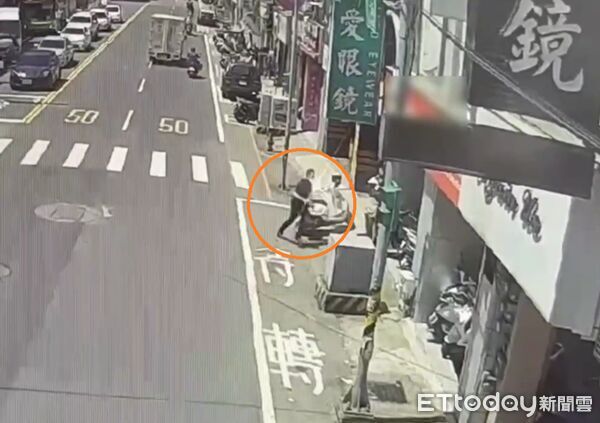 ▲▼員警蔡承歷得知林女在40分鐘前才匯出1200萬元，在艷陽下300米衝刺前往攔阻。（圖／八德警分局提供）