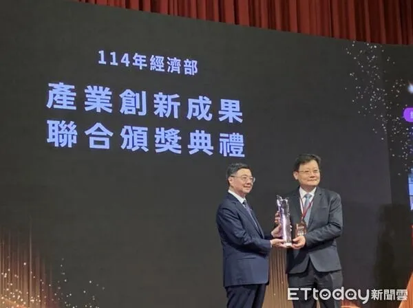 ▲台中市政府榮獲國家產業創新獎，由經濟發展局副局長李逸安代表受獎。（圖／記者游瓊華翻攝）