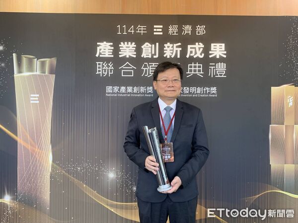 ▲台中市政府榮獲國家產業創新獎，由經濟發展局副局長李逸安代表受獎。（圖／記者游瓊華翻攝）