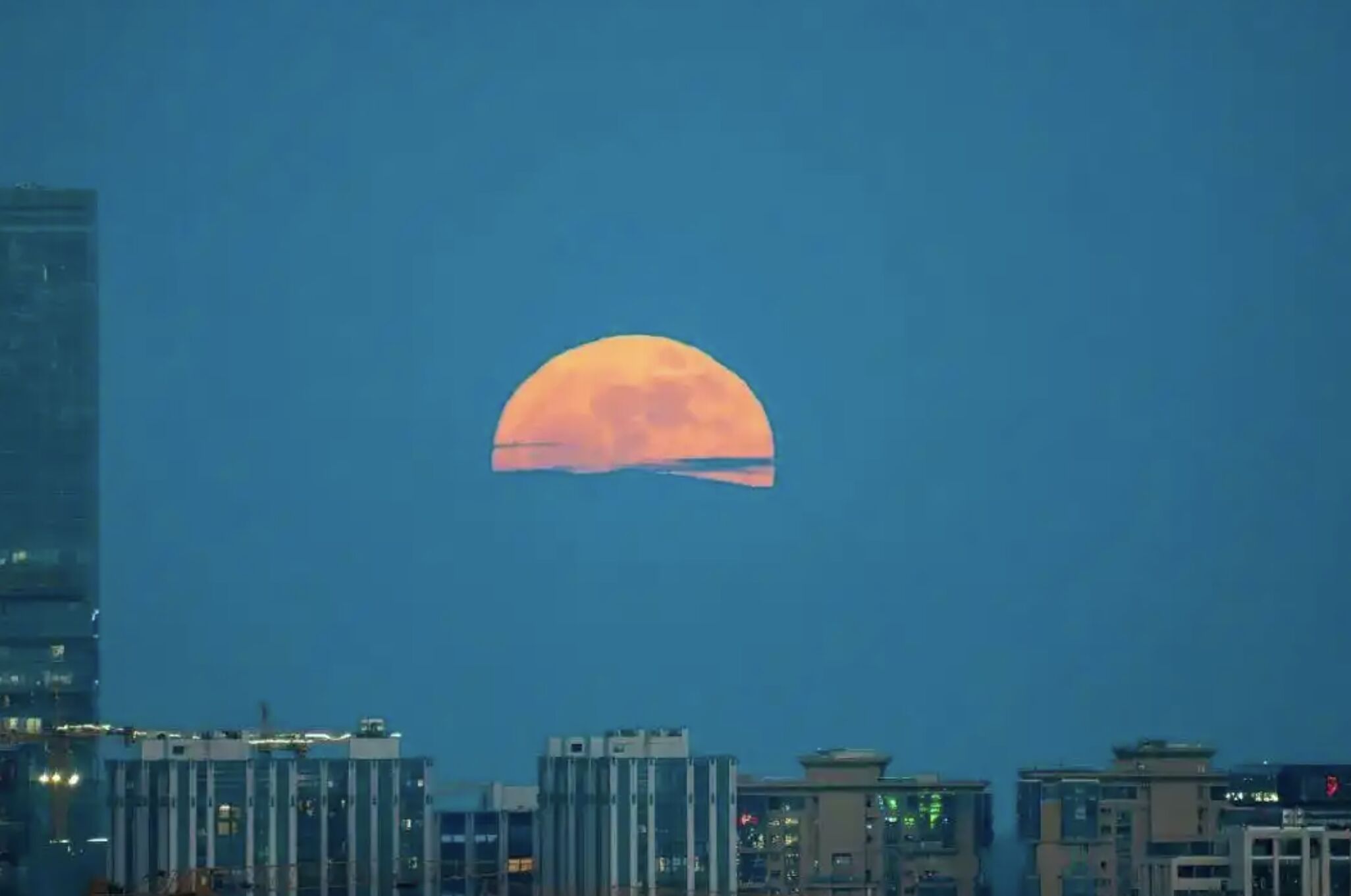 ▲2023年7月3日，福建廈門看到的「超低滿月」。（圖／翻攝央視）