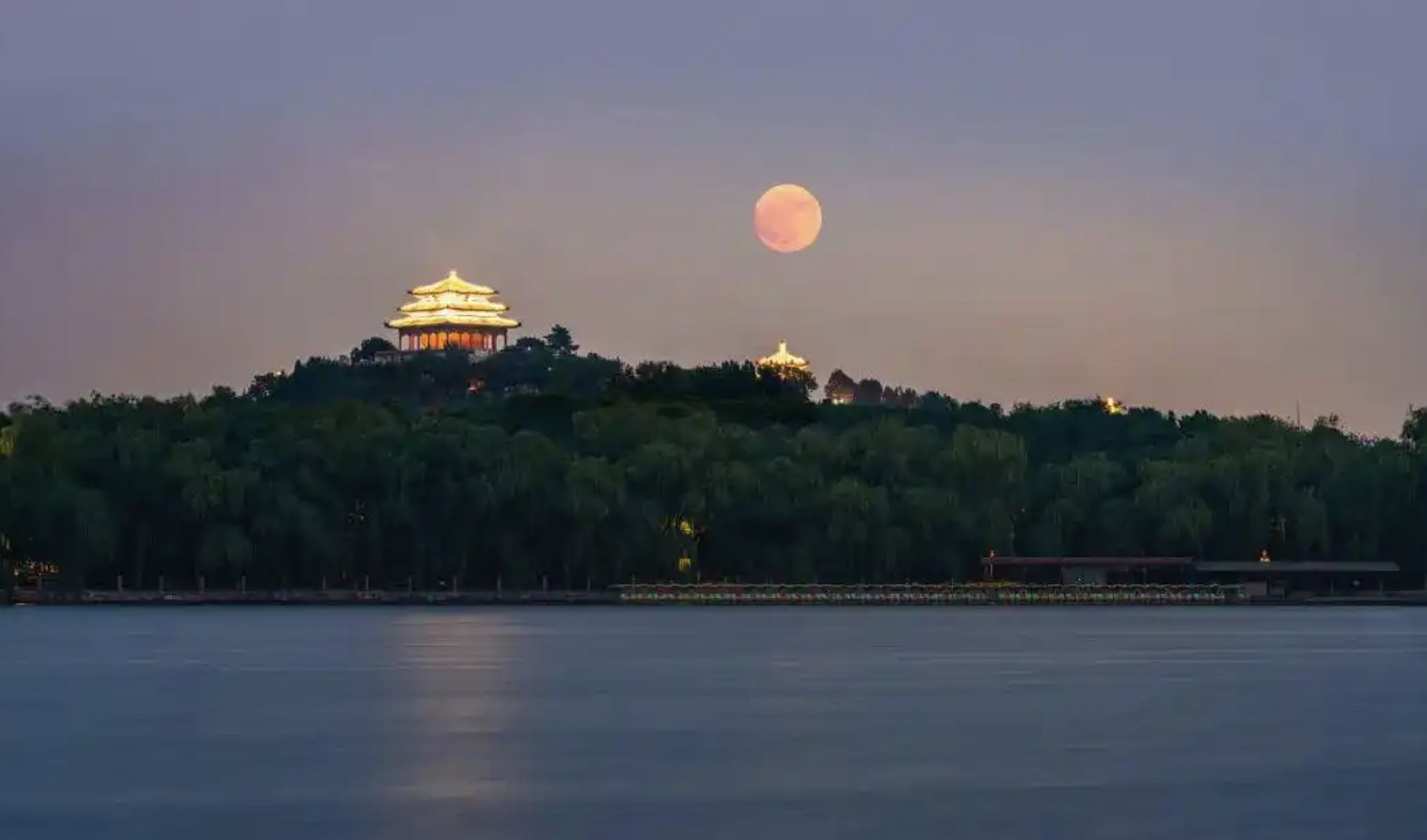 ▲2024年6月21日，北京北海公園夜空上的「超低滿月」。（圖／翻攝央視）