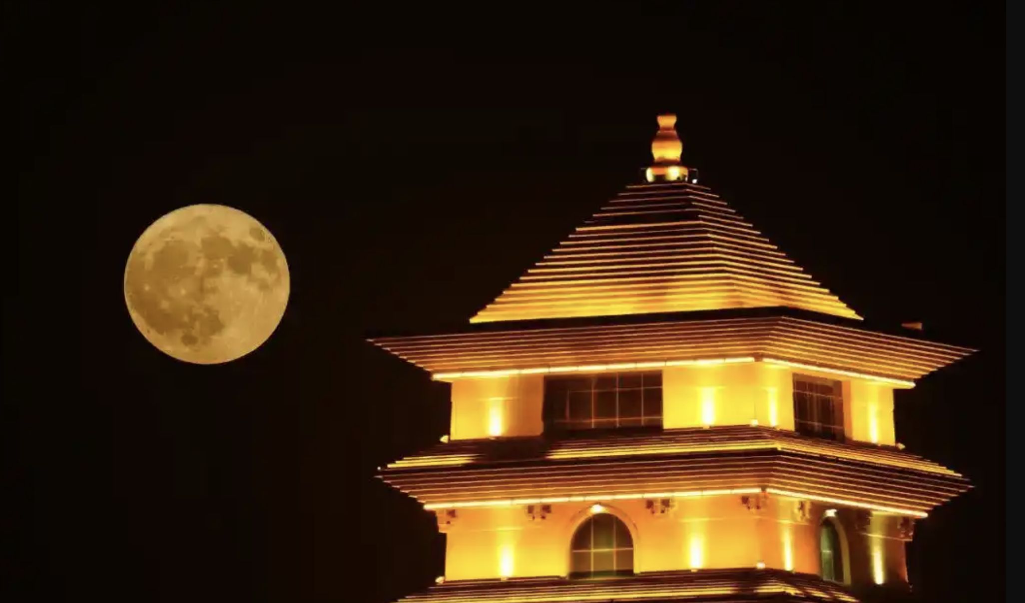 ▲「超低滿月」在視覺上會較為貼近地平線。（圖／翻攝央視）