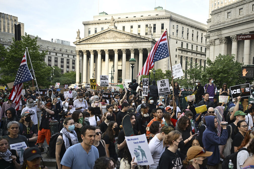 ▲▼美國民眾在紐約曼哈頓抗議，反對川普政府與ICE執法行動。（圖／達志影像／美聯社）