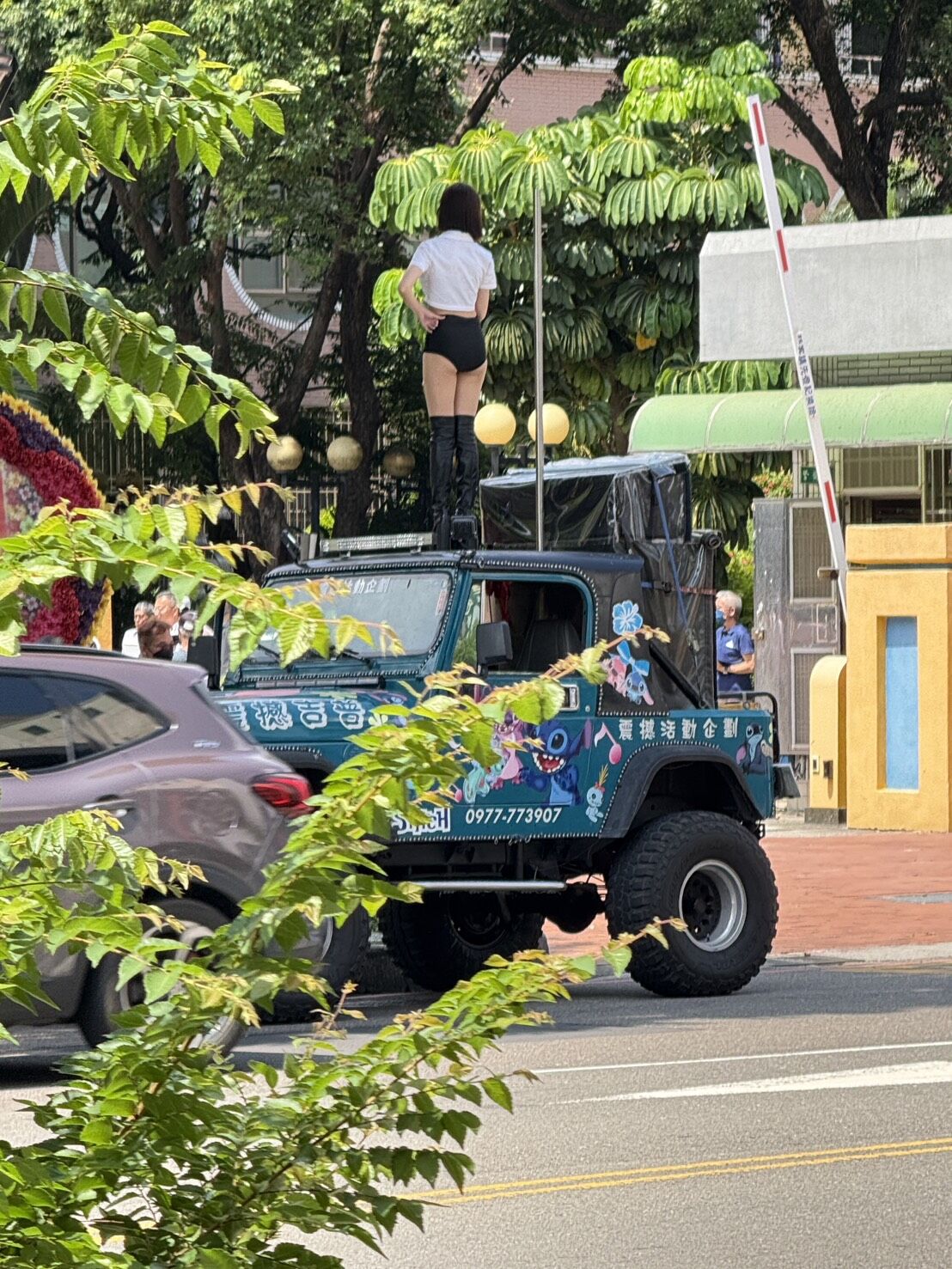 ▲▼台中一間國中畢業典禮，有家長為慶祝小孩畢業，請來辣妹大跳鋼管。（圖／民眾提供，下同）