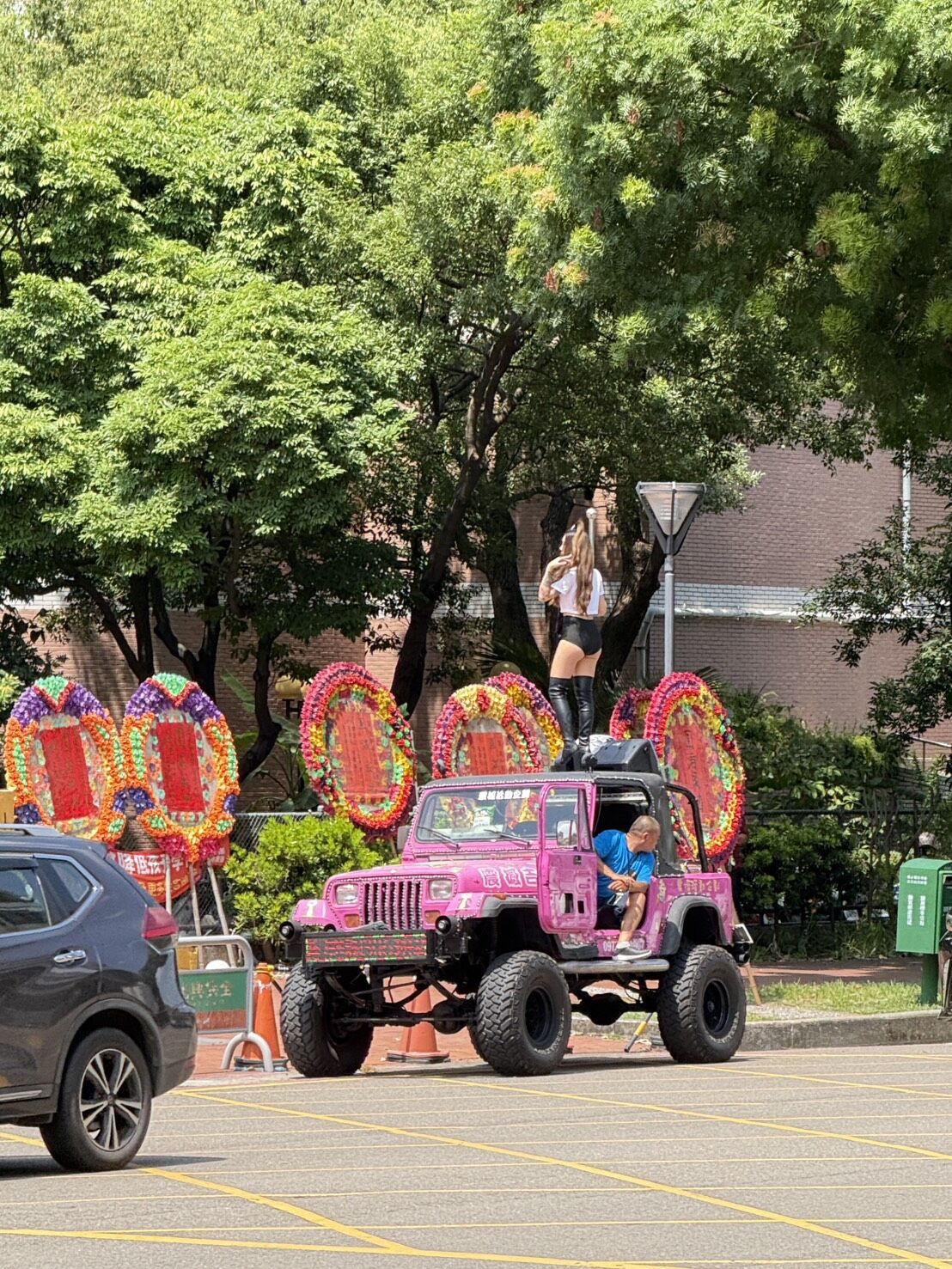 ▲▼台中一間國中畢業典禮，有家長為慶祝小孩畢業，請來辣妹大跳鋼管。（圖／民眾提供，下同）