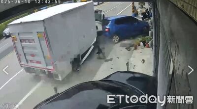高雄貨車連撞2車！藍車轉180度頭尾爛毀最慘　驚悚瞬間曝