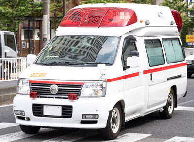 跟同事吵架失控!壽司店員4樓墜3樓空橋 牙齒斷裂右腳骨折