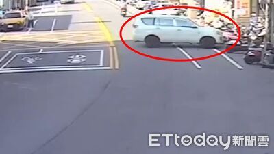 剛加完油…基隆72歲男駕車暴衝畫面曝！直撞又倒退騎士險沒命