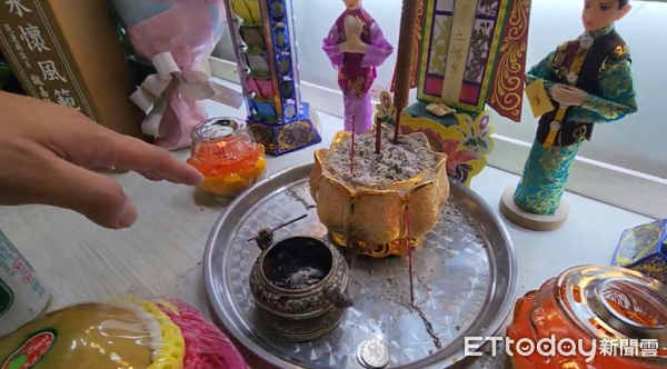 ▲▼花蓮酒店女靈堂3柱香斷2根。（圖／記者黃彥傑翻攝）