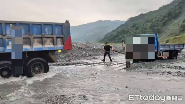 ▲▼員警協調附近砂石車駕駛利用布索將受困工程車拖出沙洲。（圖／鳳林警分局提供，下同）