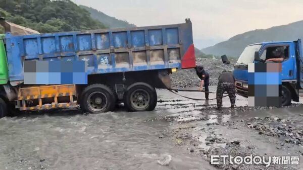 ▲▼員警協調附近砂石車駕駛利用布索將受困工程車拖出沙洲。（圖／鳳林警分局提供，下同）