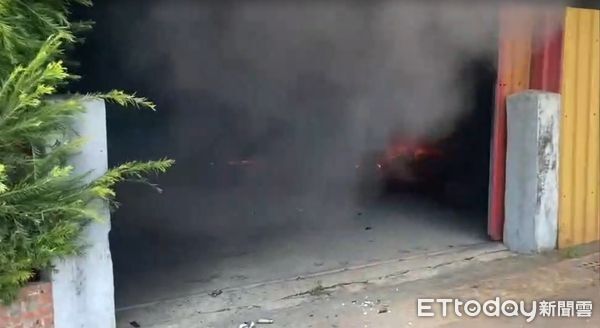 ▲台南官田區果園旁倉庫突發火警，濃煙直竄天際，消防出動12車撲滅火勢。（民眾提供，下同）
