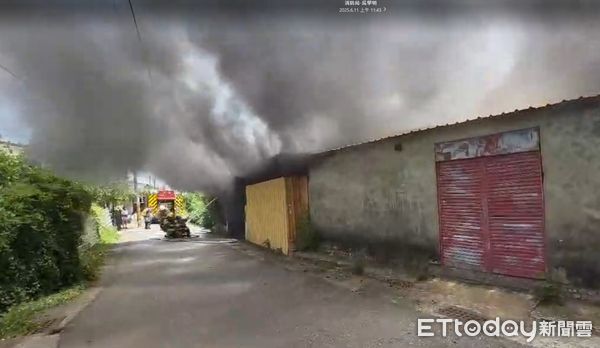 ▲台南官田區果園旁倉庫突發火警，濃煙直竄天際，消防出動12車撲滅火勢。（民眾提供，下同）