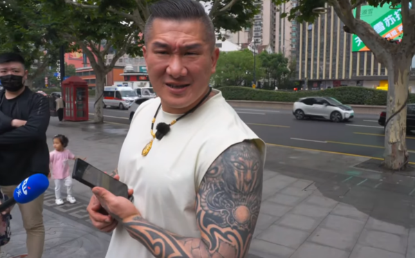 ▲館長被問哪國人愣住、苦笑。（圖／翻攝自YouTube／館長惡名昭彰）