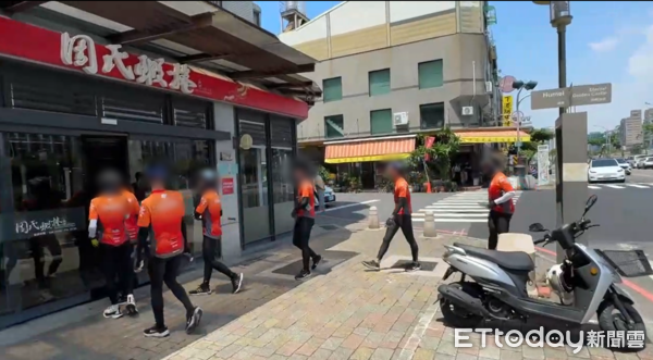 ▲▼周氏蝦捲不受食安爭議影響，今午人潮仍未明顯減少。（圖／記者林東良攝）