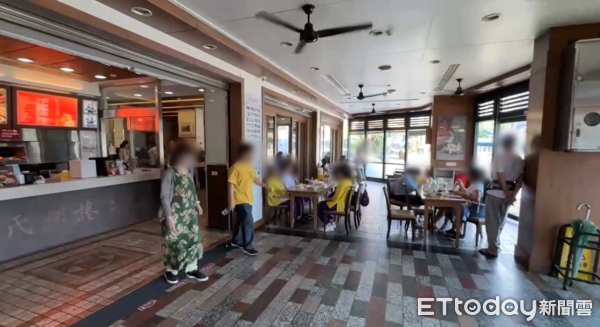 ▲▼周氏蝦捲不受食安爭議影響，今午人潮仍未明顯減少。（圖／記者林東良攝）