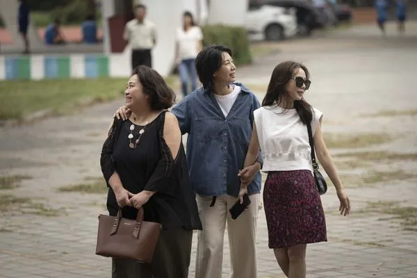 ▲《拜六禮拜》播出後獲得網友好評，同名主題曲由孫淑媚演唱。（圖／華視、公視台語台提供）