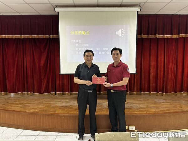 ▲台南消防局第一大隊獲消友會第一辦事處頒發慰問金與工作獎勵金，表彰英勇救災表現。（記者林東良翻攝）
