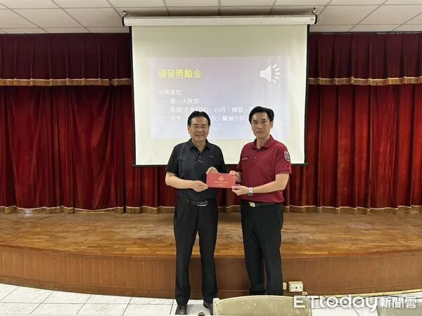 ▲台南消防局第一大隊獲消友會第一辦事處頒發慰問金與工作獎勵金，表彰英勇救災表現。（記者林東良翻攝）