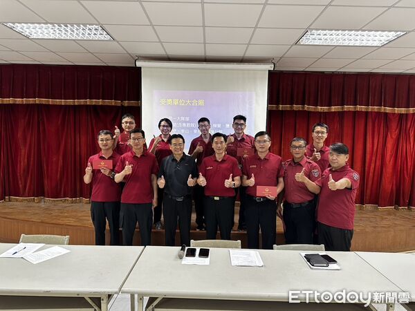 ▲台南消防局第一大隊獲消友會第一辦事處頒發慰問金與工作獎勵金，表彰英勇救災表現。（記者林東良翻攝）