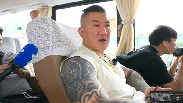 館長回到車上後又被網友問「你是哪國人？」，他做出回應。（翻攝自YouTube@館長惡名昭彰）