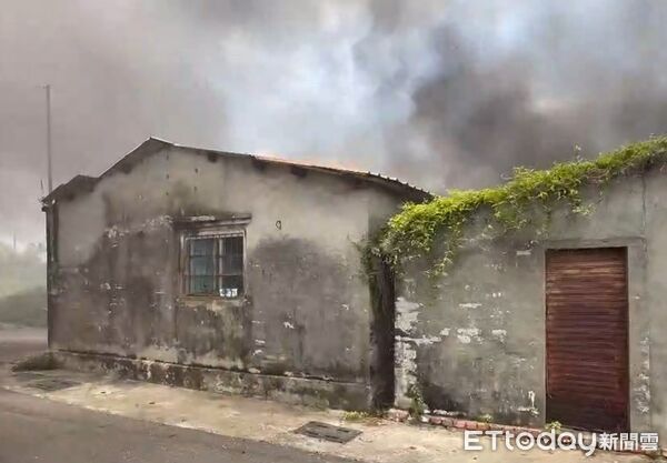 ▲台南官田區果園旁阿扁總統所有的園倉庫突發火警，消防人員出動12車撲滅火勢。（民眾提供，下同）