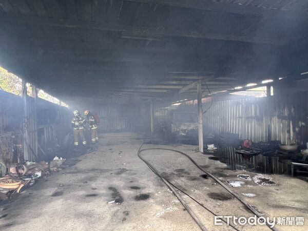 ▲台南官田區果園旁阿扁總統所有的園倉庫突發火警，消防人員出動12車撲滅火勢。（民眾提供，下同）