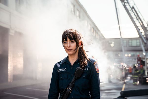 達珂塔強生已經不在乎被揶揄拍了《蜘蛛夫人》，連珊卓布拉克都主動關心她。（索尼影業提供）
