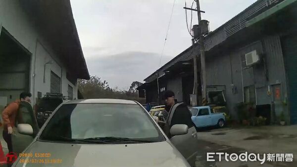 ▲刑事局偵四大隊收網、巷弄內攔車逮捕明仁會涂姓成員。（圖／記者張君豪翻攝）