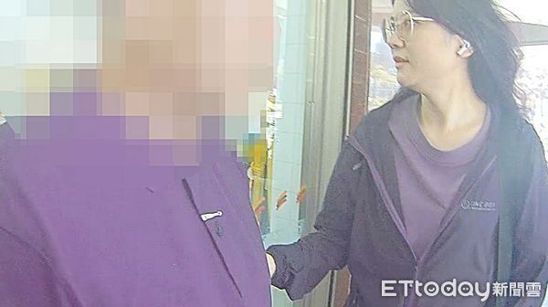 ▲桃園警分局昨天查獲馬來西亞籍車手，當場面交時被員警查獲。（圖／記者沈繼昌翻攝）