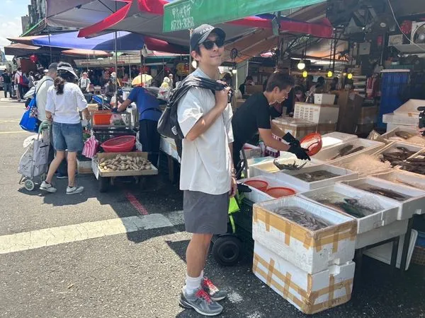 ▲修杰楷現身濱江市場。（圖／修TIME提供）
