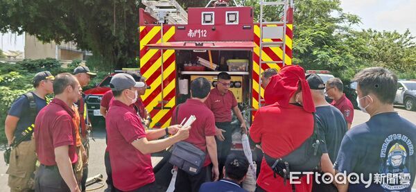 ▲台南第七大隊消防人員進行泡沫射流演練，實測One-Seven泡沫滅火效率。（記者林東良翻攝）