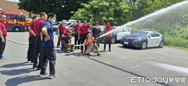 ▲台南第七大隊消防人員進行泡沫射流演練，實測One-Seven泡沫滅火效率。（記者林東良翻攝）