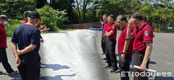 ▲台南第七大隊消防人員進行泡沫射流演練，實測One-Seven泡沫滅火效率。（記者林東良翻攝）